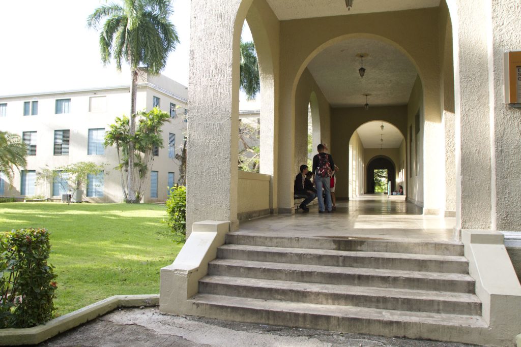 Pasillo del primer piso edificio Sebastián González García